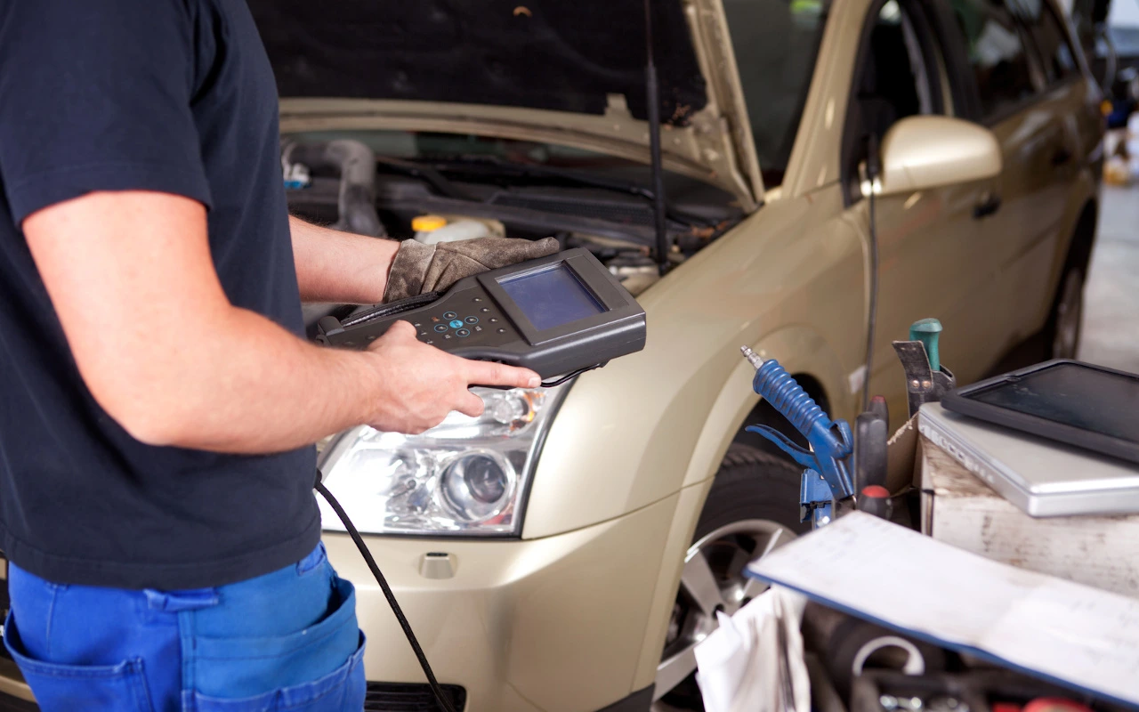 Diagnostyka komputerowa – mechanik odczytuje usterki